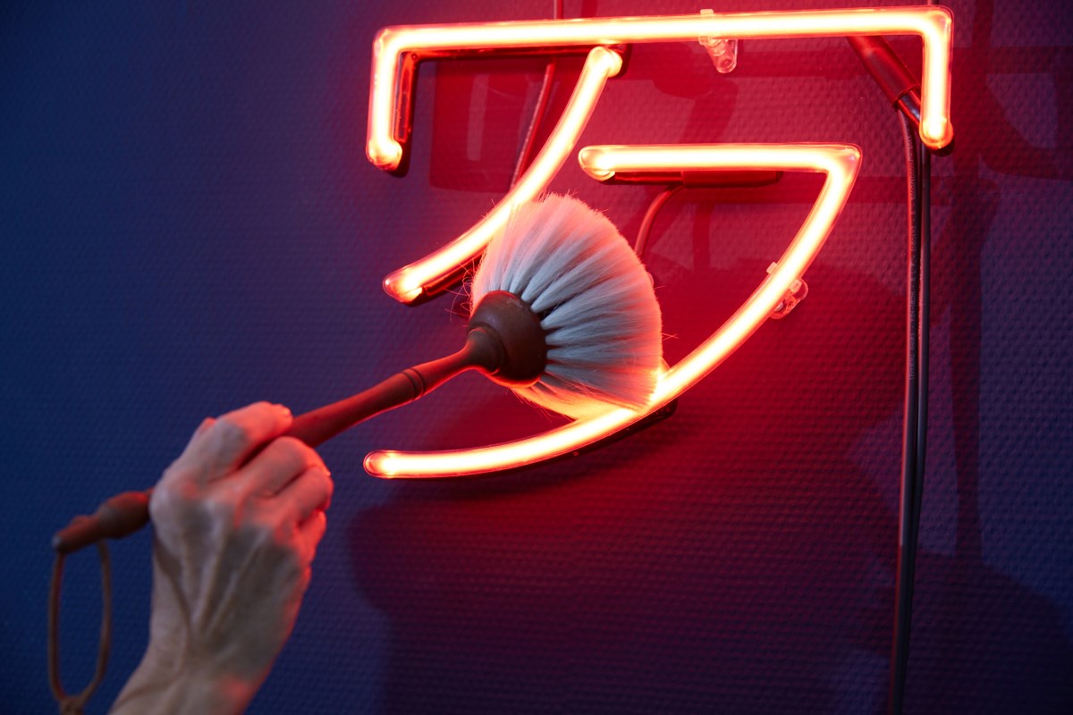 Reinigungsarbeiten an einem zeitgenössischen Kunstwerk aus Neonröhren von Dominique Gonzales Foerster in einer Ausstellung von chinesischer und internationaler Kunst.